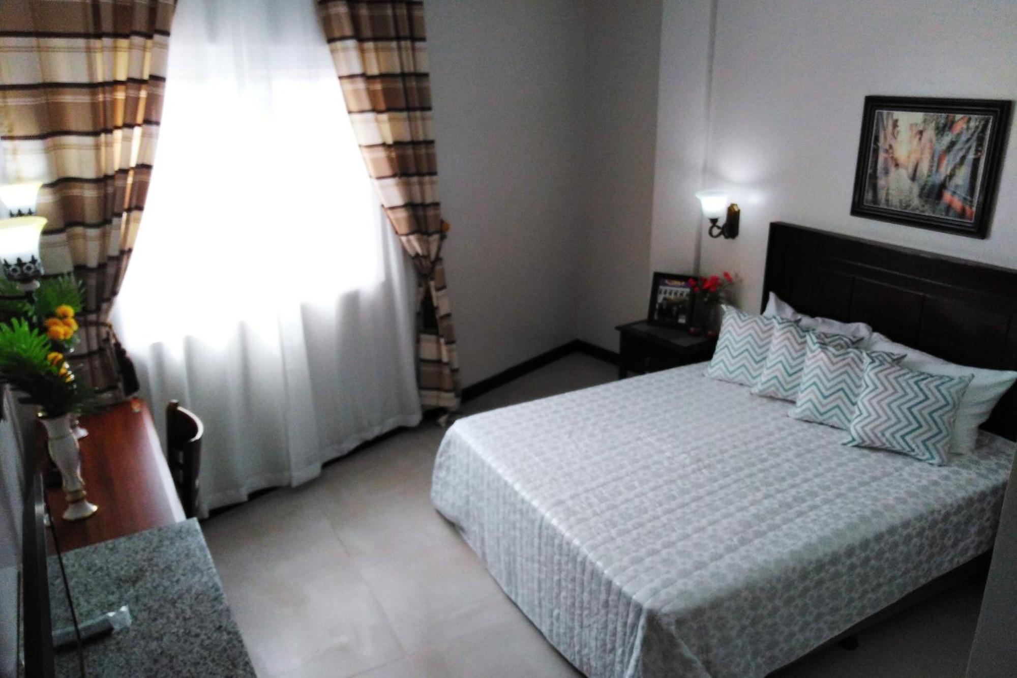 Venezia Suites Hotel Iloilo Стая снимка