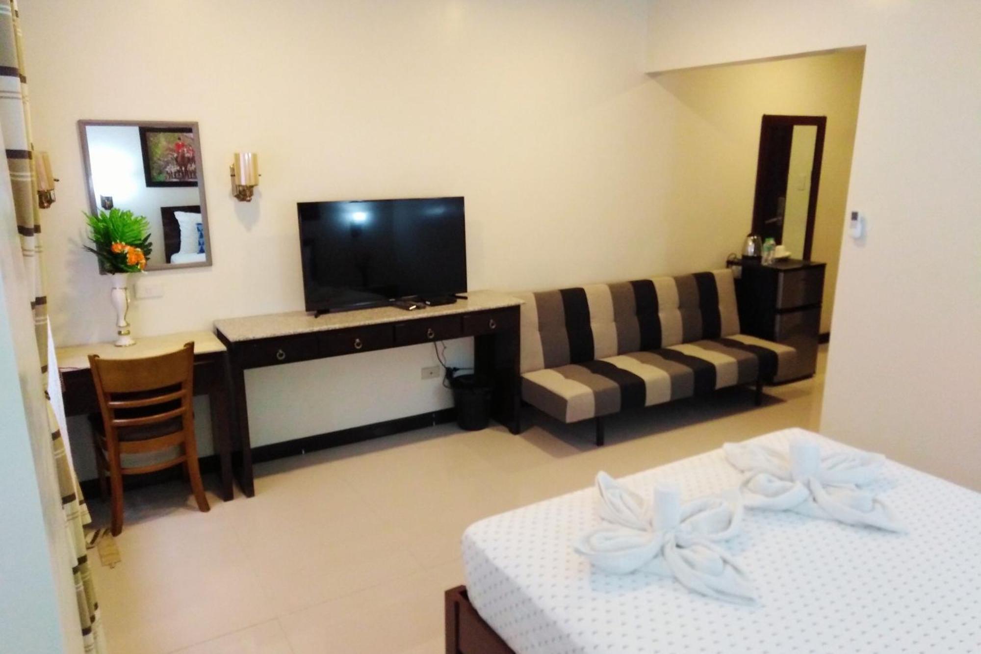 Venezia Suites Hotel Iloilo Стая снимка