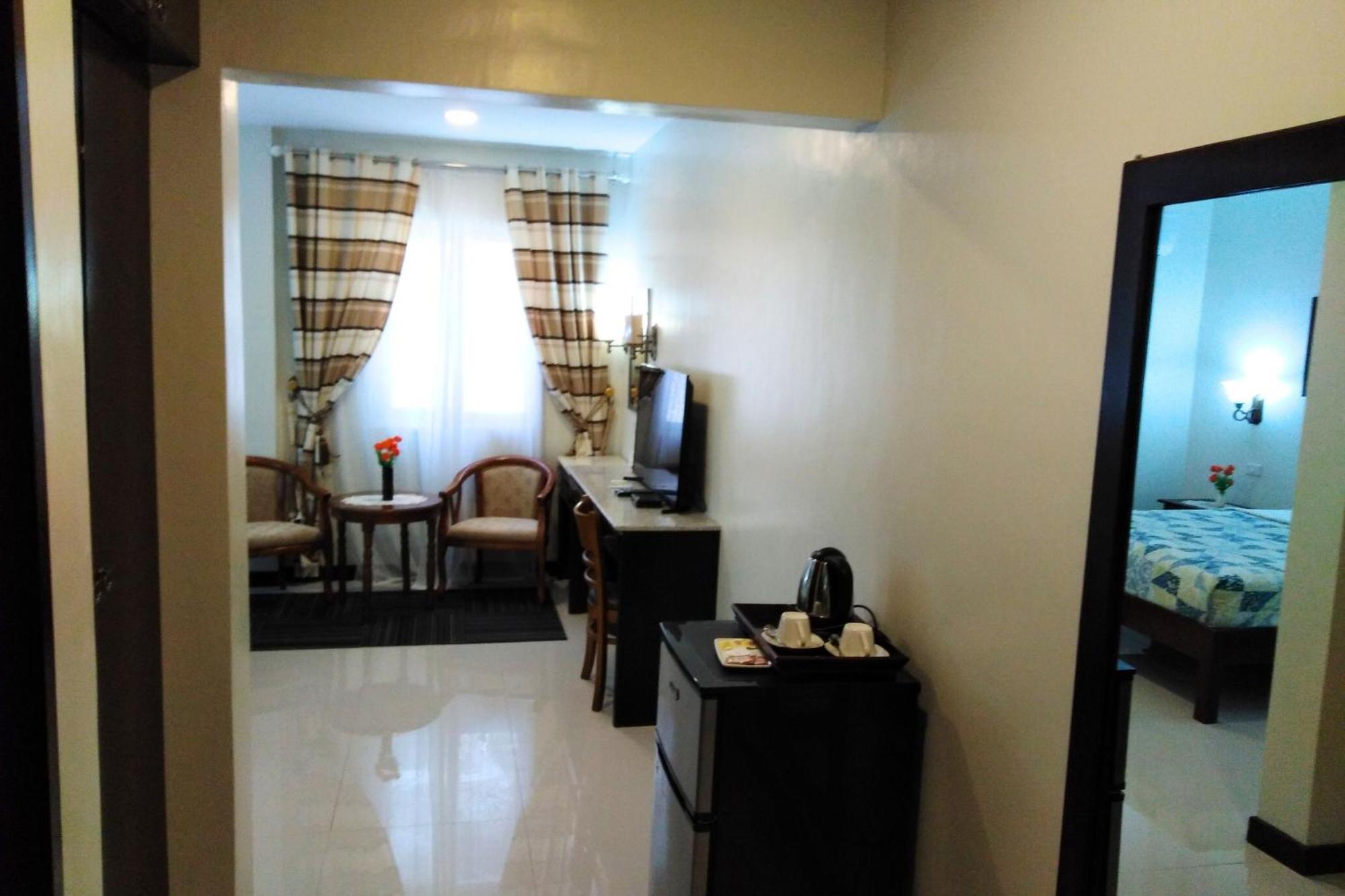 Venezia Suites Hotel Iloilo Стая снимка