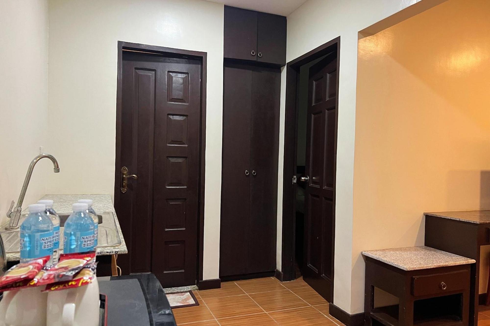 Venezia Suites Hotel Iloilo Стая снимка