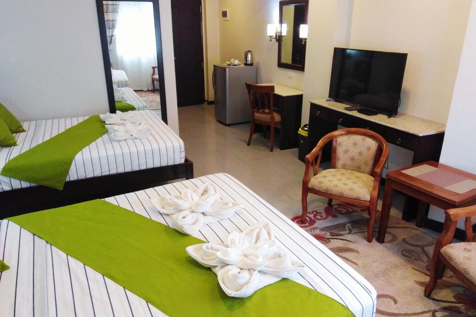 Venezia Suites Hotel Iloilo Стая снимка