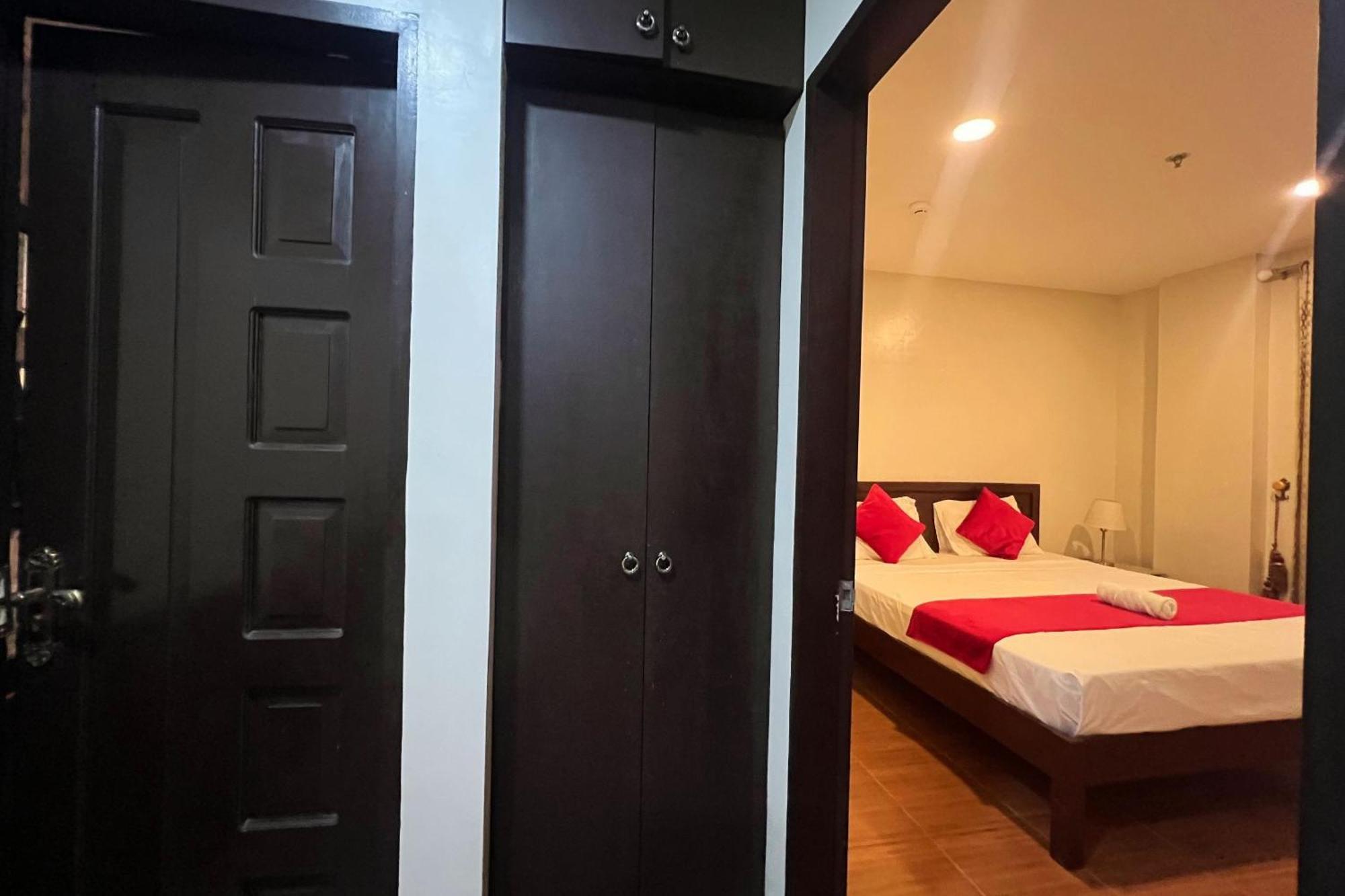 Venezia Suites Hotel Iloilo Стая снимка